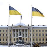 Auch in Finnlands Hauptstadt Helsinki wehen ukrainische Flaggen auf dem Senatsplatz