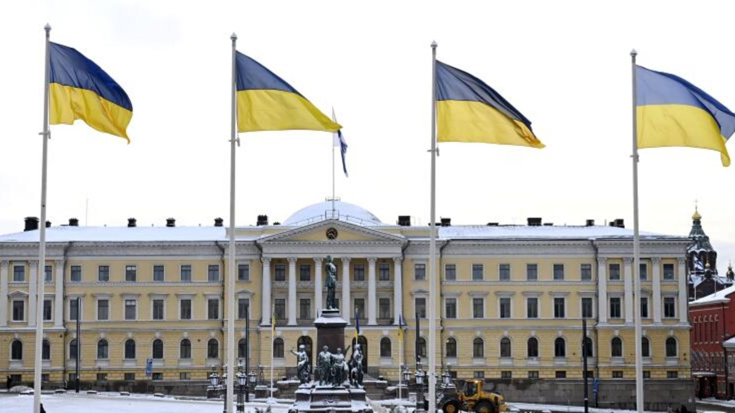 Auch in Finnlands Hauptstadt Helsinki wehen ukrainische Flaggen auf dem Senatsplatz