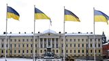 Auch in Finnlands Hauptstadt Helsinki wehen ukrainische Flaggen auf dem Senatsplatz