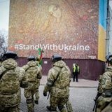 Am Jahrestag der russischen Invasion versammeln sich ukrainische Soldaten zu einer Militärparade an der Sophienkathedrale in Kiew. Ihre Botschaft an die Welt: "Stand with Ukraine".