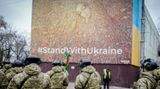Am Jahrestag der russischen Invasion versammeln sich ukrainische Soldaten zu einer Militärparade an der Sophienkathedrale in Kiew. Ihre Botschaft an die Welt: "Stand with Ukraine".