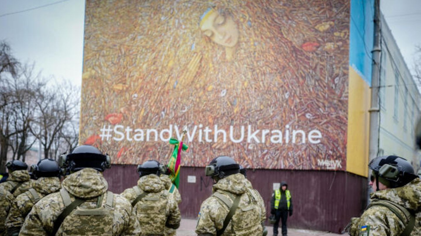Am Jahrestag der russischen Invasion versammeln sich ukrainische Soldaten zu einer Militärparade an der Sophienkathedrale in Kiew. Ihre Botschaft an die Welt: "Stand with Ukraine".