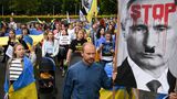 In Sydney versammeln sich Mitglieder der ukrainischen Gemeinde vor der St. Mary's Kathedrale zu einer Mahnwache. Ein Plakat zeigt Russlands Präsident Putin mit Hitlerbart, auf seiner Stirn steht in roter Farbe "Stop".