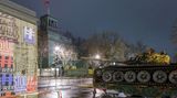 Und auch vor der russischen Botschaft setzt die deutsche Hauptstadt ein Zeichen: Seit den frühen Morgenstunden steht vor dem Botschaftsgebäude am Boulevard Unter den Linden das Wrack eines russischen Panzers vom Typ T-72. Es soll dort für einige Tage als Mahnmal gegen den Krieg dienen.