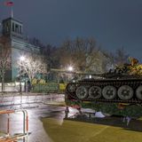 Und auch vor der russischen Botschaft setzt die deutsche Hauptstadt ein Zeichen: Seit den frühen Morgenstunden steht vor dem Botschaftsgebäude am Boulevard Unter den Linden das Wrack eines russischen Panzers vom Typ T-72. Es soll dort für einige Tage als Mahnmal gegen den Krieg dienen.