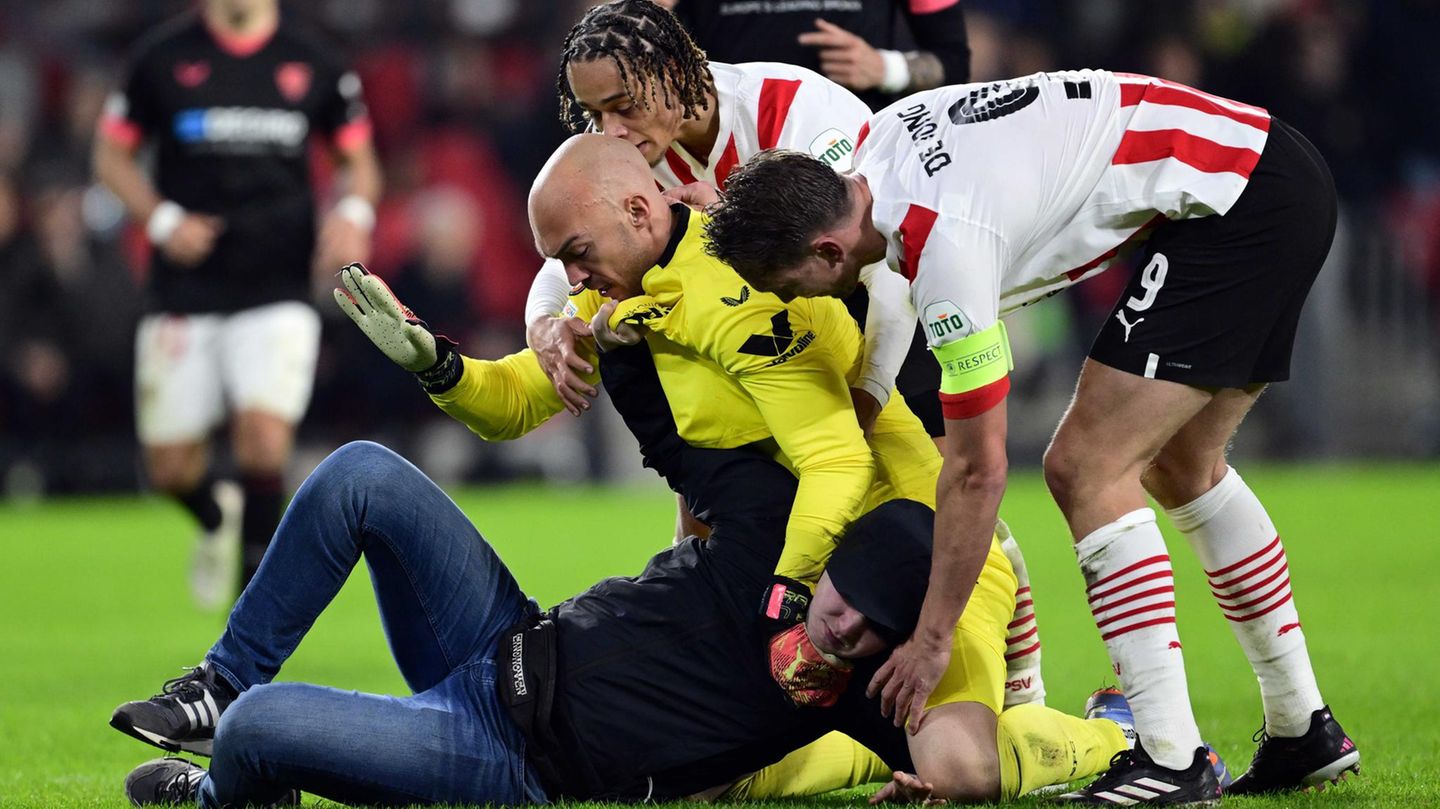 Die Rangelei ist heftig. Eindhoven wird mit einer saftigen Strafe seitens der Uefa rechnen müssen.