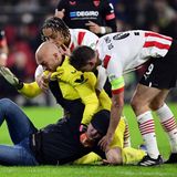 Die Rangelei ist heftig. Eindhoven wird mit einer saftigen Strafe seitens der Uefa rechnen müssen.