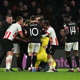 Immer mehr Profis eilen hinzu, um zu helfen. Schließlich wird der Angreifer überwältigt und vom Platz geführt. Nach Angaben des Eindhoven-Geschäftsführer Marcel Brands wird er in der Folge zu einer Polizeistation gebracht. "Als Geschäftsführer ist das das Schlimmste, was dir passieren kann. Dies sollte nicht passieren. Wir werden dies mit den Ordnern aufarbeiten. Wenn es an mir liegt, bekommt er lebenslanges Stadionverbot", sagt er.