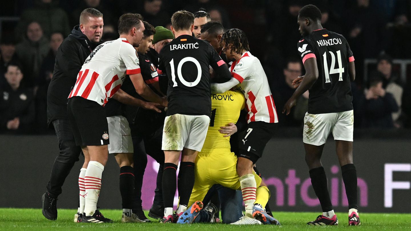 Europa League: Immer mehr Profis eilen hinzu, um zu helfen. Schließlich wird der Angreifer überwältigt und vom Platz geführt. Nach Angaben des Eindhoven-Geschäftsführer Marcel Brands wird er in der Folge zu einer Polizeistation gebracht. "Als Geschäftsführer ist das das Schlimmste, was dir passieren kann. Dies sollte nicht passieren. Wir werden dies mit den Ordnern aufarbeiten. Wenn es an mir liegt, bekommt er lebenslanges Stadionverbot", sagt er. Immer mehr Profis eilen hinzu, um zu helfen. Schließlich wird der Angreifer überwältigt und vom Platz geführt. Nach Angaben des Eindhoven-Geschäftsführer Marcel Brands wird er in der Folge zu einer Polizeistation gebracht. "Als Geschäftsführer ist das das Schlimmste, was dir passieren kann. Dies sollte nicht passieren. Wir werden dies mit den Ordnern aufarbeiten. Wenn es an mir liegt, bekommt er lebenslanges Stadionverbot", sagt er.