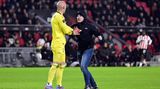 Ein Albtraum für jeden Spieler: Ein Anhänger von PSV Eindhoven rennt in der Nachspielzeit auf den Rasen und greift den Torwart des FC Sevilla Marko Dmitrovic, an.