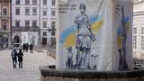 Die ukrainische Stadt Lwiw (dt. Lemberg) hat sich ihre ganz eigene Protestform gegen den Krieg ausgedacht und alle öffentlichen Skulpturen im Zentrum hinter weißen Fassaden verschwinden lassen. Neben dem jeweiligen Bild der Statue vor blau-gelbem Hintergrund steht die Botschaft: "Wir werden das Original nach dem Sieg enthüllen."
