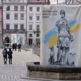 Die ukrainische Stadt Lwiw (dt. Lemberg) hat sich ihre ganz eigene Protestform gegen den Krieg ausgedacht und alle öffentlichen Skulpturen im Zentrum hinter weißen Fassaden verschwinden lassen. Neben dem jeweiligen Bild der Statue vor blau-gelbem Hintergrund steht die Botschaft: "Wir werden das Original nach dem Sieg enthüllen."