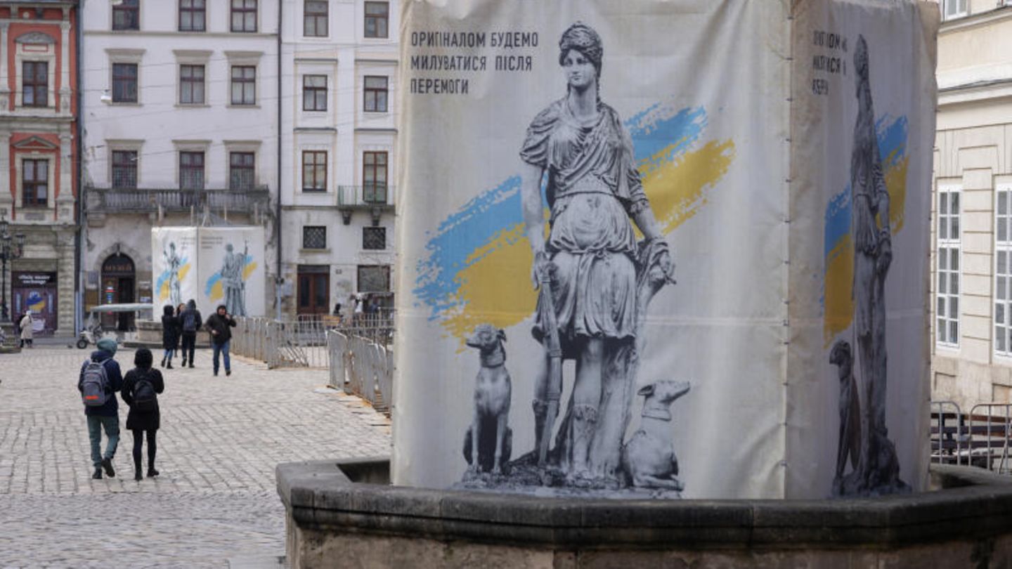 Die ukrainische Stadt Lwiw (dt. Lemberg) hat sich ihre ganz eigene Protestform gegen den Krieg ausgedacht und alle öffentlichen Skulpturen im Zentrum hinter weißen Fassaden verschwinden lassen. Neben dem jeweiligen Bild der Statue vor blau-gelbem Hintergrund steht die Botschaft: "Wir werden das Original nach dem Sieg enthüllen."