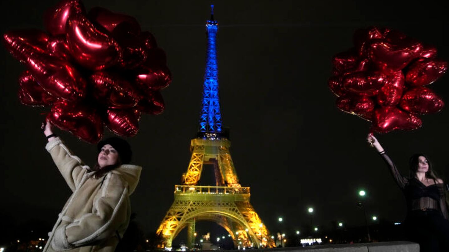 Der Eiffelturm in Paris strahlt in der Nacht zum 24. Februar in blau und gelb. "Ukrainerinnen und Ukrainer, Frankreich steht an Ihrer Seite", verkündet Frankreichs Präsident Emmanuel Macron am Morgen auf Twitter. "Auf die Solidarität, den Sieg und den Frieden."