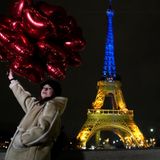 Der Eiffelturm in Paris strahlt in der Nacht zum 24. Februar in blau und gelb. "Ukrainerinnen und Ukrainer, Frankreich steht an Ihrer Seite", verkündet Frankreichs Präsident Emmanuel Macron am Morgen auf Twitter. "Auf die Solidarität, den Sieg und den Frieden."