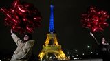 Der Eiffelturm in Paris strahlt in der Nacht zum 24. Februar in blau und gelb. "Ukrainerinnen und Ukrainer, Frankreich steht an Ihrer Seite", verkündet Frankreichs Präsident Emmanuel Macron am Morgen auf Twitter. "Auf die Solidarität, den Sieg und den Frieden."