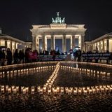 Vor dem Brandenburger Tor in Berlin stellen Aktivisten ein übergroßes Peace-Zeichen aus Kerzen auf. Später soll hier eine Solidaritätsdemo unter dem Motto "Das Ungeheuerliche nicht hinnehmen" stattfinden.
