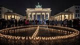 Vor dem Brandenburger Tor in Berlin stellen Aktivisten ein übergroßes Peace-Zeichen aus Kerzen auf. Später soll hier eine Solidaritätsdemo unter dem Motto "Das Ungeheuerliche nicht hinnehmen" stattfinden.