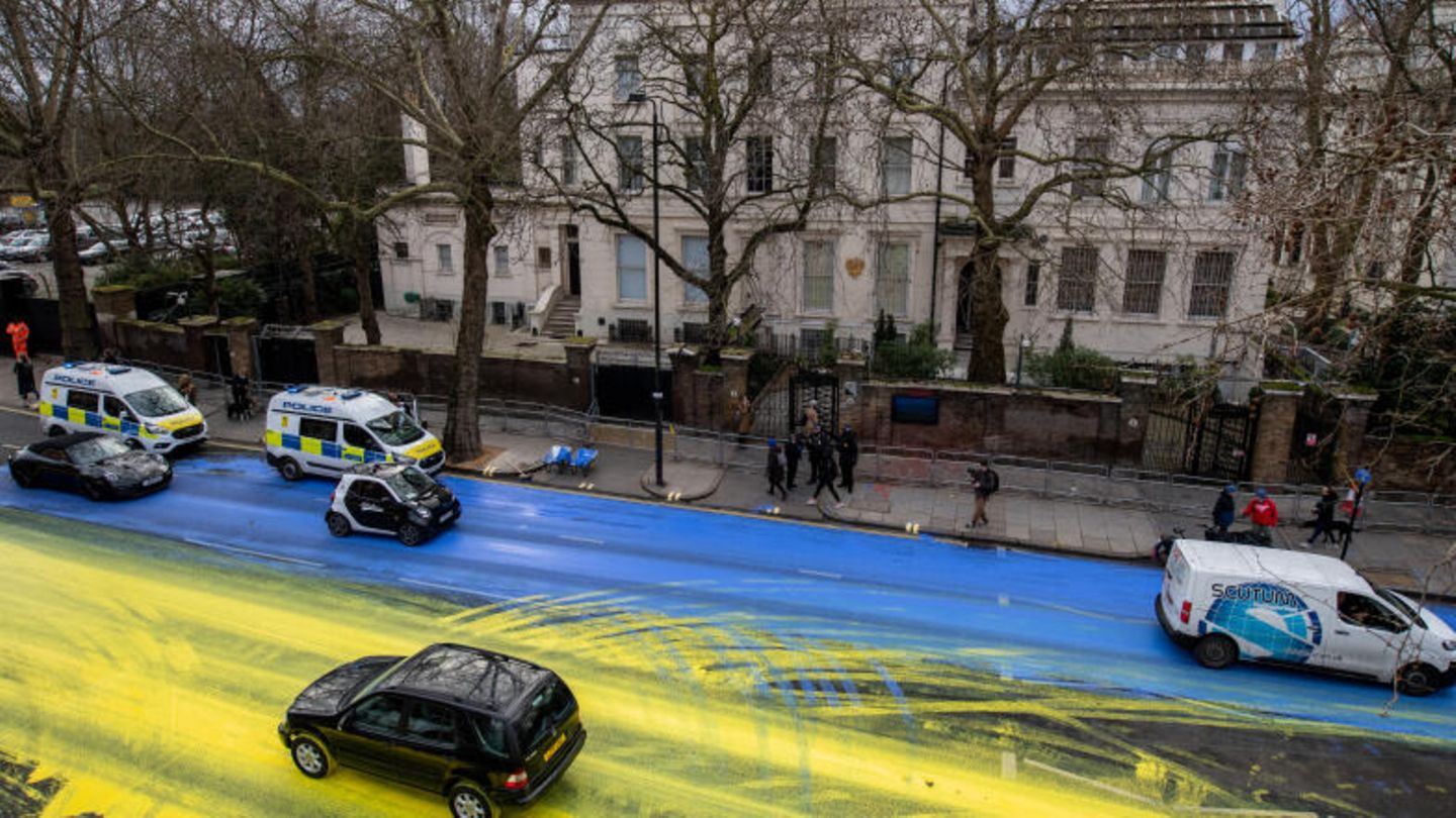 Eine farbenfrohe Antwort kommt aus London: Die Straße vor der russischen Botschaft ist seit einem Tag blau-gelb angestrichen. Hinter der Protestaktion steckt die Gruppe Led By Donkeys. Auf Twitter schreiben die Aktivisten: Die Flagge solle den russischen Präsidenten Wladimir Putin zum Jahrestag der Invasion daran erinnern, dass die Ukraine "ein unabhängiges Land und ein Volk mit allem Recht auf Selbstbestimmung" sei.