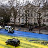 Eine farbenfrohe Antwort kommt aus London: Die Straße vor der russischen Botschaft ist seit einem Tag blau-gelb angestrichen. Hinter der Protestaktion steckt die Gruppe Led By Donkeys. Auf Twitter schreiben die Aktivisten: Die Flagge solle den russischen Präsidenten Wladimir Putin zum Jahrestag der Invasion daran erinnern, dass die Ukraine "ein unabhängiges Land und ein Volk mit allem Recht auf Selbstbestimmung" sei.