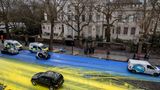 Eine farbenfrohe Antwort kommt aus London: Die Straße vor der russischen Botschaft ist seit einem Tag blau-gelb angestrichen. Hinter der Protestaktion steckt die Gruppe Led By Donkeys. Auf Twitter schreiben die Aktivisten: Die Flagge solle den russischen Präsidenten Wladimir Putin zum Jahrestag der Invasion daran erinnern, dass die Ukraine "ein unabhängiges Land und ein Volk mit allem Recht auf Selbstbestimmung" sei.