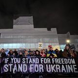 Auch abseits der Farbaktion zeigt die britische Hauptstadt deutlich, auf wessen Seite man steht: Hunderte Menschen nehmen am Abend auf dem Trafalgar Square an einer Mahnwache teil. Auf einem Banner heißt es: "Wenn du für Freiheit bist, bist du für die Ukraine."