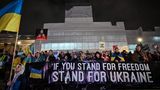 Auch abseits der Farbaktion zeigt die britische Hauptstadt deutlich, auf wessen Seite man steht: Hunderte Menschen nehmen am Abend auf dem Trafalgar Square an einer Mahnwache teil. Auf einem Banner heißt es: "Wenn du für Freiheit bist, bist du für die Ukraine."