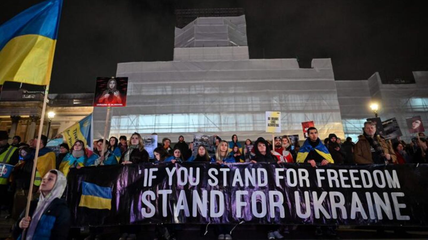 Auch abseits der Farbaktion zeigt die britische Hauptstadt deutlich, auf wessen Seite man steht: Hunderte Menschen nehmen am Abend auf dem Trafalgar Square an einer Mahnwache teil. Auf einem Banner heißt es: "Wenn du für Freiheit bist, bist du für die Ukraine."
