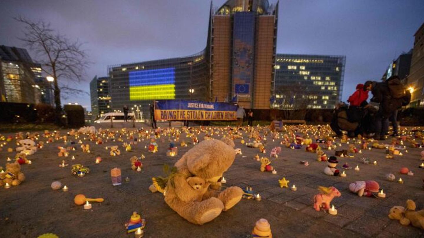 Jahrestag des Krieges: Teddybären, Spielzeuge und Kerzen pflastern den Schuman-Platz im Herzen der Stadt Brüssel. Die Spielsachen sollen an die ukrainischen Kinder erinnern, die während der russischen Invasion entführt worden sind. Ein Banner der NGO Avaaz fordert: "Bringt die gestohlenen Kinder nach Hause." Teddybären, Spielzeuge und Kerzen pflastern den Schuman-Platz im Herzen der Stadt Brüssel. Die Spielsachen sollen an die ukrainischen Kinder erinnern, die während der russischen Invasion entführt worden sind. Ein Banner der NGO Avaaz fordert: "Bringt die gestohlenen Kinder nach Hause."