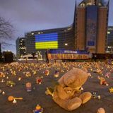 Teddybären, Spielzeuge und Kerzen pflastern den Schuman-Platz im Herzen der Stadt Brüssel. Die Spielsachen sollen an die ukrainischen Kinder erinnern, die während der russischen Invasion entführt worden sind. Ein Banner der NGO Avaaz fordert: "Bringt die gestohlenen Kinder nach Hause."