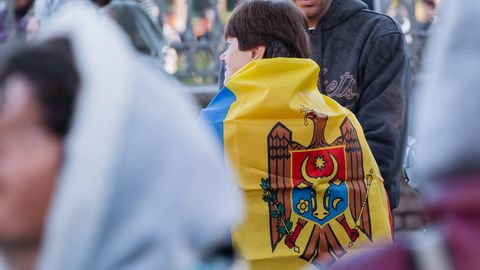 Eine Demonstrantin mit einer Moldau-Flagge in Chisinau, Moldau