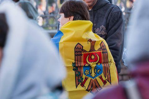 Eine Demonstrantin mit einer Moldau-Flagge in Chisinau, Moldau