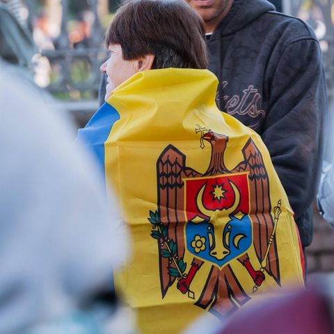 Eine Demonstrantin mit einer Moldau-Flagge in Chisinau, Moldau