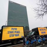 Während die internationale Gemeinschaft im UN-Hauptquartier in New York über eine Kriegsresolution abstimmt, protestiert draußen eine Truck-Kolonne mit Anzeigetafeln. Darauf ist zu lesen: "Putin: Starte Frieden, Stop den Krieg" und "Gerechtigkeit für die Ukraine". Am Ende fällt das Votum der Vollversammlung deutlich aus: 141 der 193 Mitgliedstaaten stimmen für eine Resolution, mit der Russlands Rückzug aus der Ukraine gefordert wird.