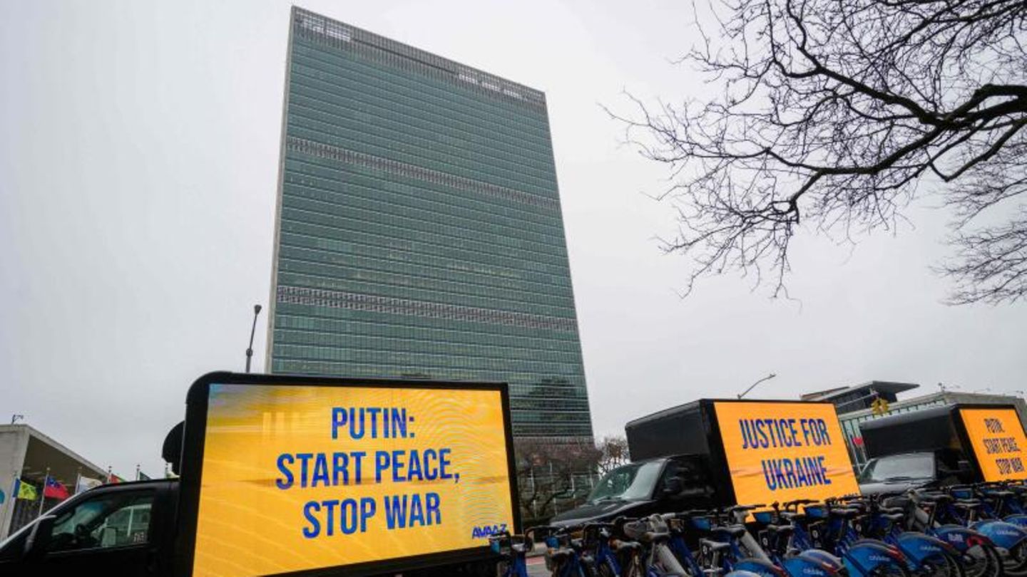 Während die internationale Gemeinschaft im UN-Hauptquartier in New York über eine Kriegsresolution abstimmt, protestiert draußen eine Truck-Kolonne mit Anzeigetafeln. Darauf ist zu lesen: "Putin: Starte Frieden, Stop den Krieg" und "Gerechtigkeit für die Ukraine". Am Ende fällt das Votum der Vollversammlung deutlich aus: 141 der 193 Mitgliedstaaten stimmen für eine Resolution, mit der Russlands Rückzug aus der Ukraine gefordert wird.