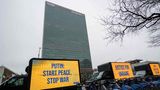 Während die internationale Gemeinschaft im UN-Hauptquartier in New York über eine Kriegsresolution abstimmt, protestiert draußen eine Truck-Kolonne mit Anzeigetafeln. Darauf ist zu lesen: "Putin: Starte Frieden, Stop den Krieg" und "Gerechtigkeit für die Ukraine". Am Ende fällt das Votum der Vollversammlung deutlich aus: 141 der 193 Mitgliedstaaten stimmen für eine Resolution, mit der Russlands Rückzug aus der Ukraine gefordert wird.