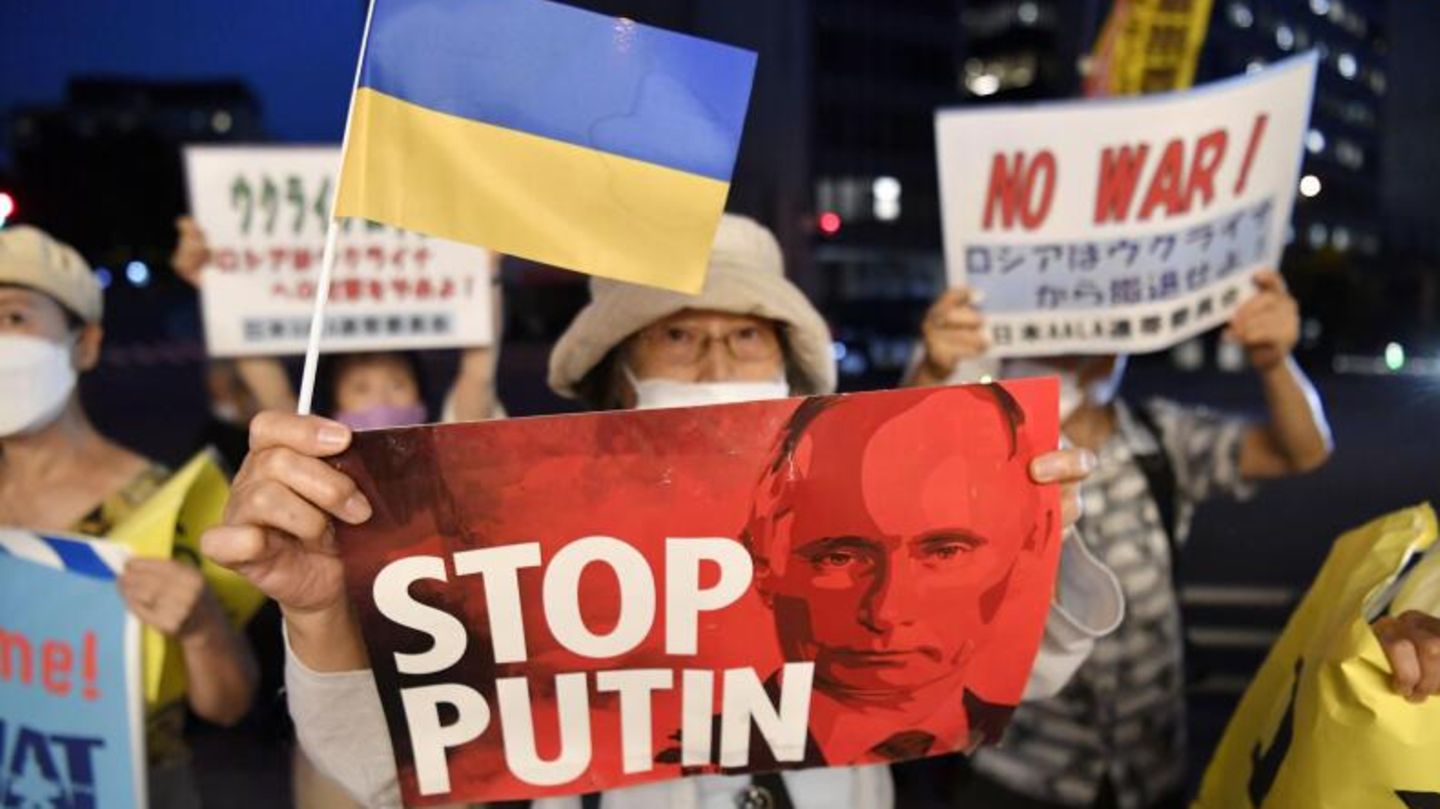 In Tokio protestieren die Menschen am Jahrestag des Krieges in der Nähe der russischen Botschaft
