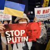 In Tokio protestieren die Menschen am Jahrestag des Krieges in der Nähe der russischen Botschaft