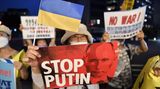 In Tokio protestieren die Menschen am Jahrestag des Krieges in der Nähe der russischen Botschaft