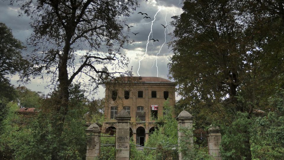 Ein Gewitter am Himmel über der Villa