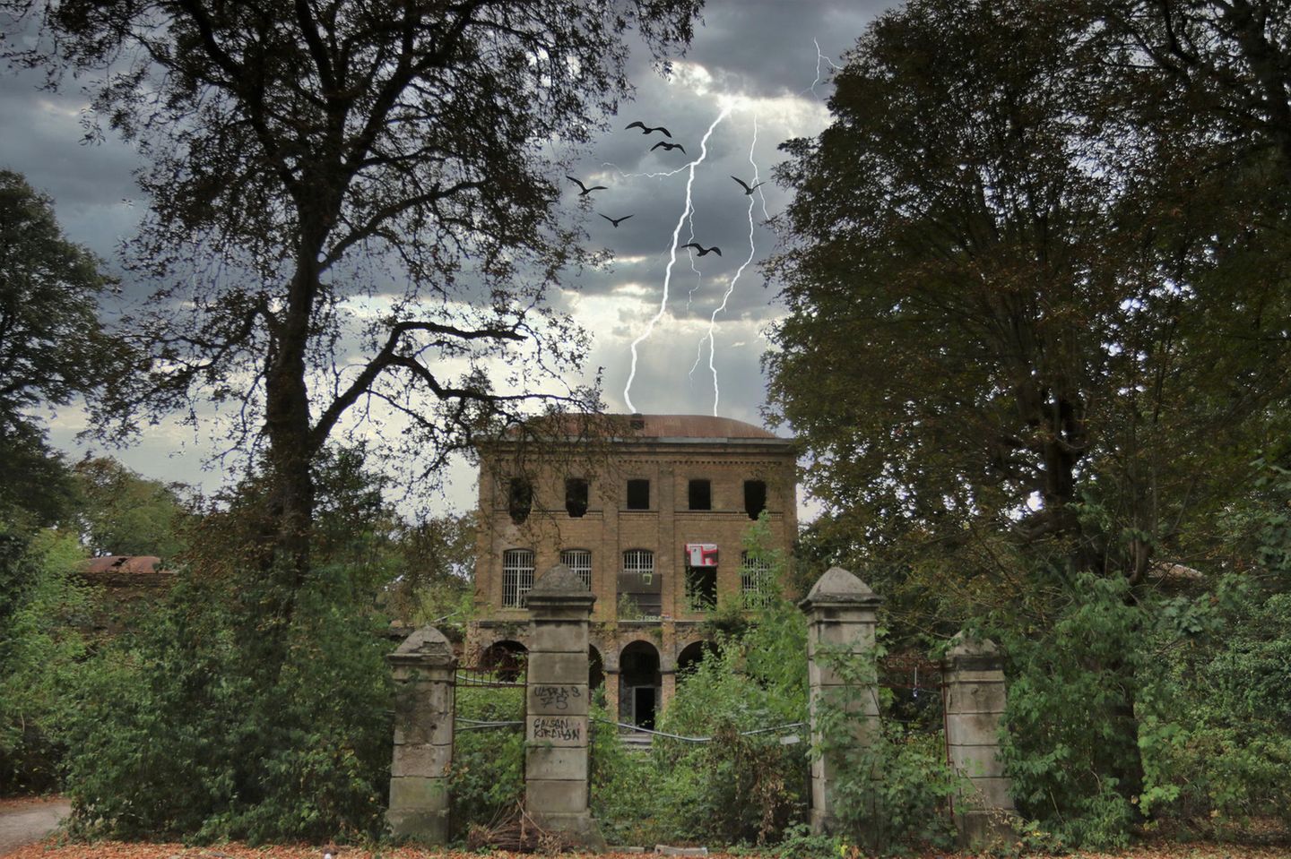 Ein Gewitter am Himmel über der Villa
