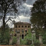 Ein Gewitter am Himmel über der Villa