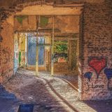 Heute sind die Zuhänge zum Haus versperrt, das Betreten streng verboten. In den 80ern war es jedoch Treffpunkt für viele Jugendliche, die in der Villa ihre Spuren hinterließen.