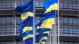 Seite an Seite wehen ukrainische und EU-Flaggen vor dem Europäischen Parlament in Straßburg