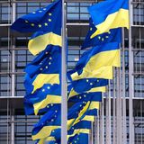 Seite an Seite wehen ukrainische und EU-Flaggen vor dem Europäischen Parlament in Straßburg