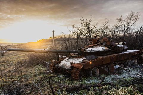 Ein zerstörter russischer T-72-Panzer im Dorf Bohorodychne in der Ostukraine Ende Dezember