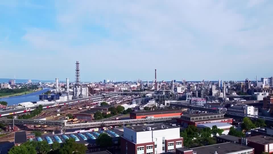 Video: BASF streicht weltweit 2600 Stellen und schließt mehrere Anlagen