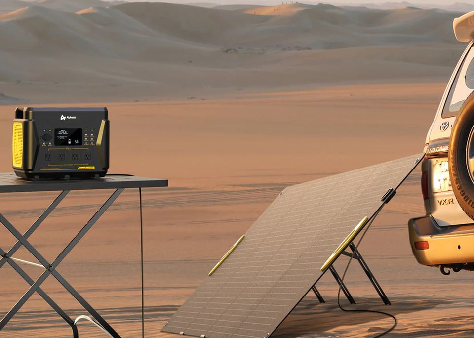 Mobile Stromversorgung: Das Panel SP300 an einer Box mit US-Anschlüssen. Das Panel SP300 an einer Box mit US-Anschlüssen.