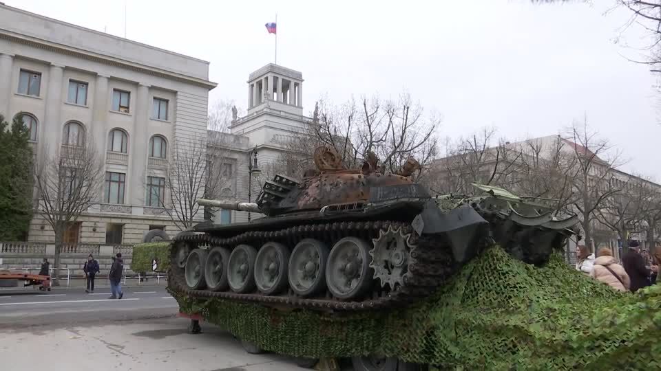 Video: Panzerwrack aus der Ukraine vor russischer Botschaft