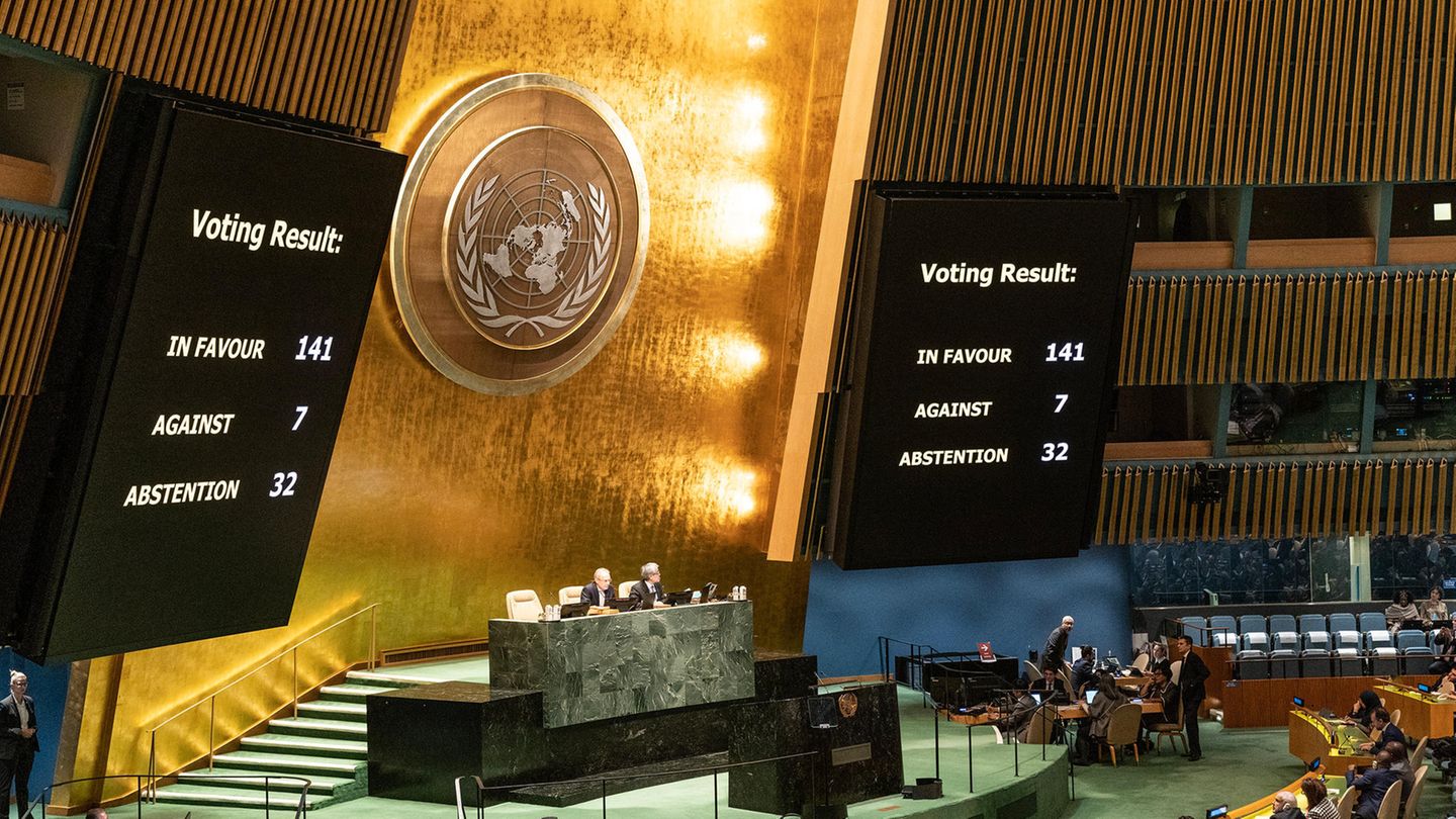 UN-Resolution : Aus 141 Ländern kam ein "Ja" für die UN-Resolution, die ein Ende des russischen Angriffskrieges in der Ukraine fordert. Aus sieben Ländern kam ein "Nein" – unter anderem aus Mali. Aus 141 Ländern kam ein "Ja" für die UN-Resolution, die ein Ende des russischen Angriffskrieges in der Ukraine fordert. Aus sieben Ländern kam ein "Nein" – unter anderem aus Mali.